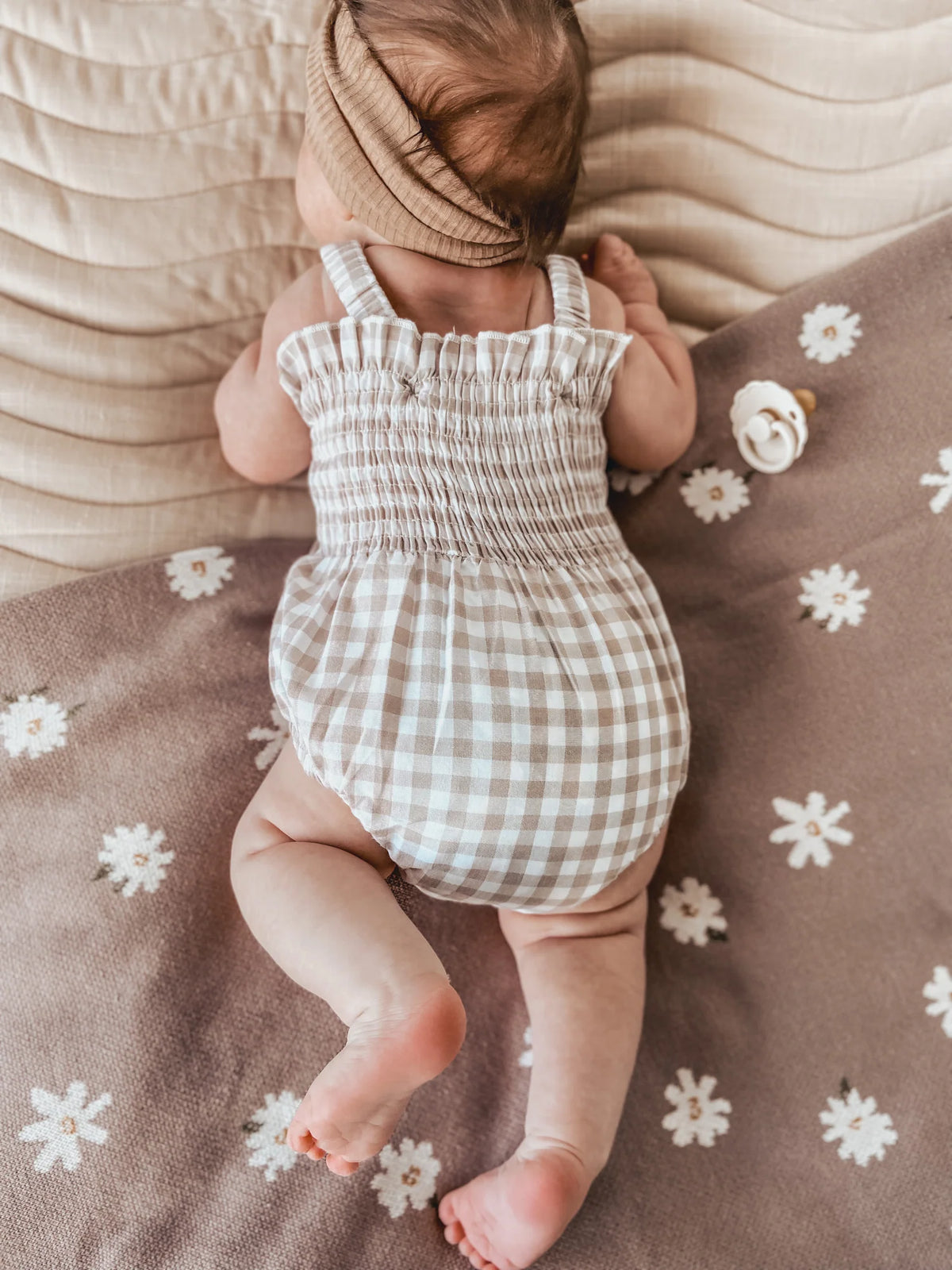 Over The Dandelions Daisy Blanket in Mushroom Organic Cotton